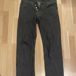 Weekday Jeans - Säljer dessa pga de ej används längre. Det är weekday jeans space. De är väl använda men bra omhändertagna inga defekter förekommer.  Pris sänks vid snabb affär!🤝🏼