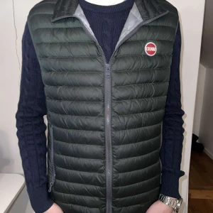 Colmar dunväst - Colmar väst i färgen ”Botanical Green/Light)  Modellen har storlek S/M som vanligt.  Colmar säger storlek 48, vi säger storlek S