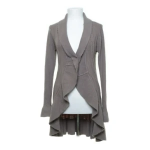 Miss Swan Kofta  - Lång stickad miss Swan kofta. Inga skador, använd 2 gånger. Skriv för fler bilder 