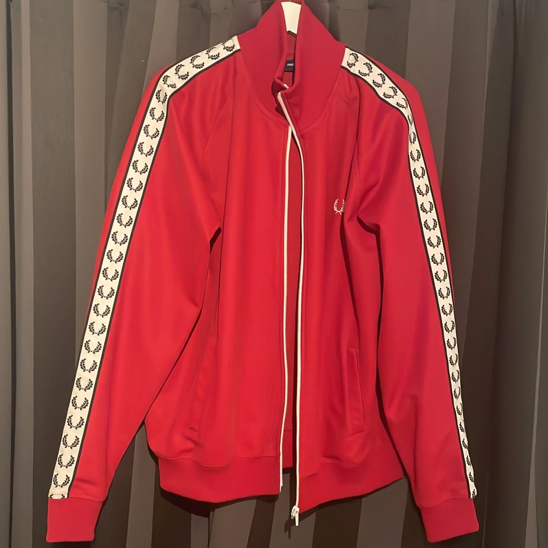 Säljer denna Fred Perry track tröja. 