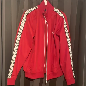 Säljer denna Fred Perry track tröja.  - Strl xl men mer som en L. Användt få gånger och är som ny