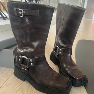 Eyra boots vagabond  - Supersnygga boots från vagabond, väldigt populära i höstas, har endast använt 3 ggr:) för stora så därför säljer jag! Nypris 2400