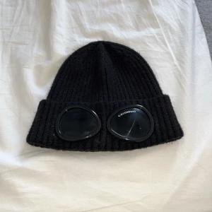 C.P Company mössa - En sjukt fräsch mössa från C.P Company. Köpt från kaufmann för 1400.  Skick 8/10. Inga repor eller nån annan skada.