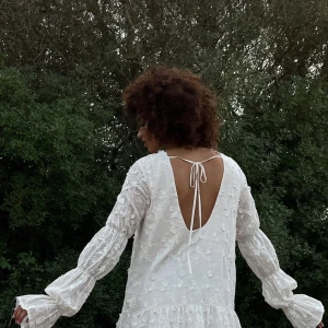 Studentklänning - Säljer denna superfina klänningen från NAKD perfekt till studenten, råkade beställa två, endast testad. Slutsåld på hemsidan! 