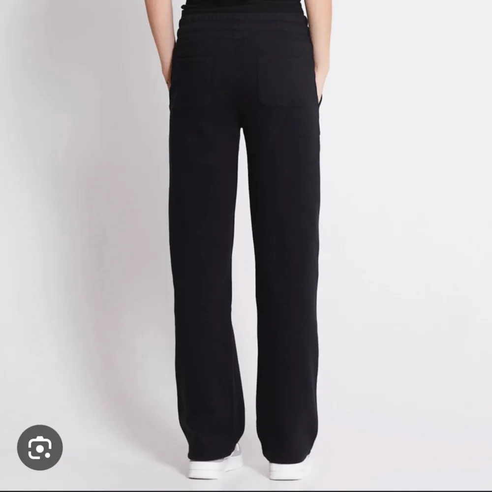Säljer dessa ”Stella low waist mjubisbyxorna” i svart från lager 157 ❤️❤️❤️❤️❤️. Jeans & Byxor.