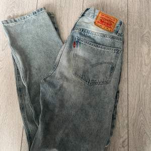 Väldigt snygga och stilrena jeans i färgen blå. Jeansen passar mig inte just därför av försäljning. Använda en enda gång. Fick de i födelsedagspresent och vet inte om de är riktiga eller fake därav priset. 