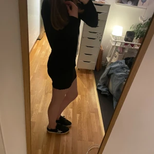 Svart tajt kjol - jättefin kjol från shein men köptes här på plick, passar bra till sommaren och är skit snygg! säljer för jag redan har en nästan exakt likadan