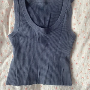 Blått urringat linne💗💗 - Super gulligt linne från brandy Melville💗💗det är urringat och i storlek one size men jag skyller uppskatta att de är i storlek xs, s typ🫶🫶 det är oanvänt så i jättebra skick!❤️skriv till mig om ni har frågor eller är intresserade❤️❤️