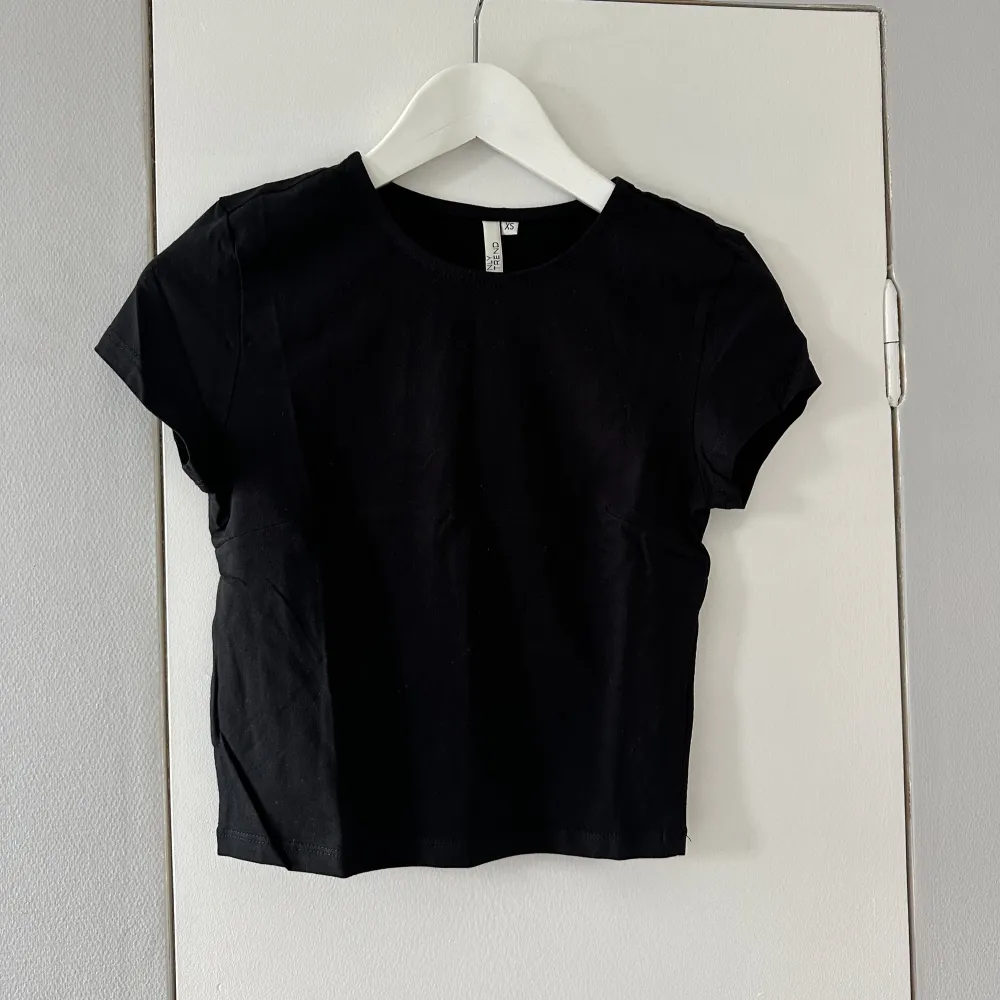 Fin basic Tshirt från nelly som endast är använd 1 gång . T-shirts.
