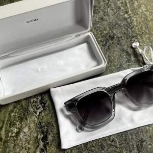Säljer dessa näst helt nya Chimi 04 solglasögon. Utmärkt skick, använda 1-2 gånger. As snygga till våren. Priset kan diskuteras.