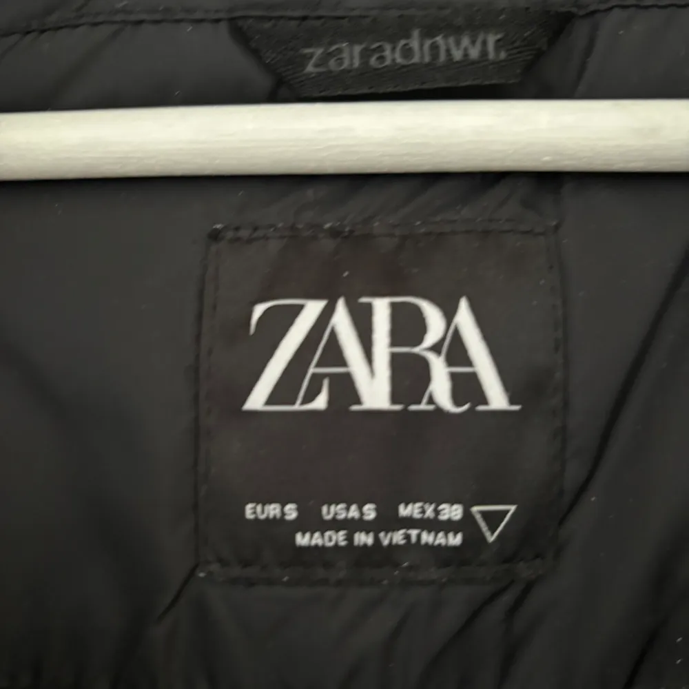 En fin väst från Zara som knappt har använts . Jackor.