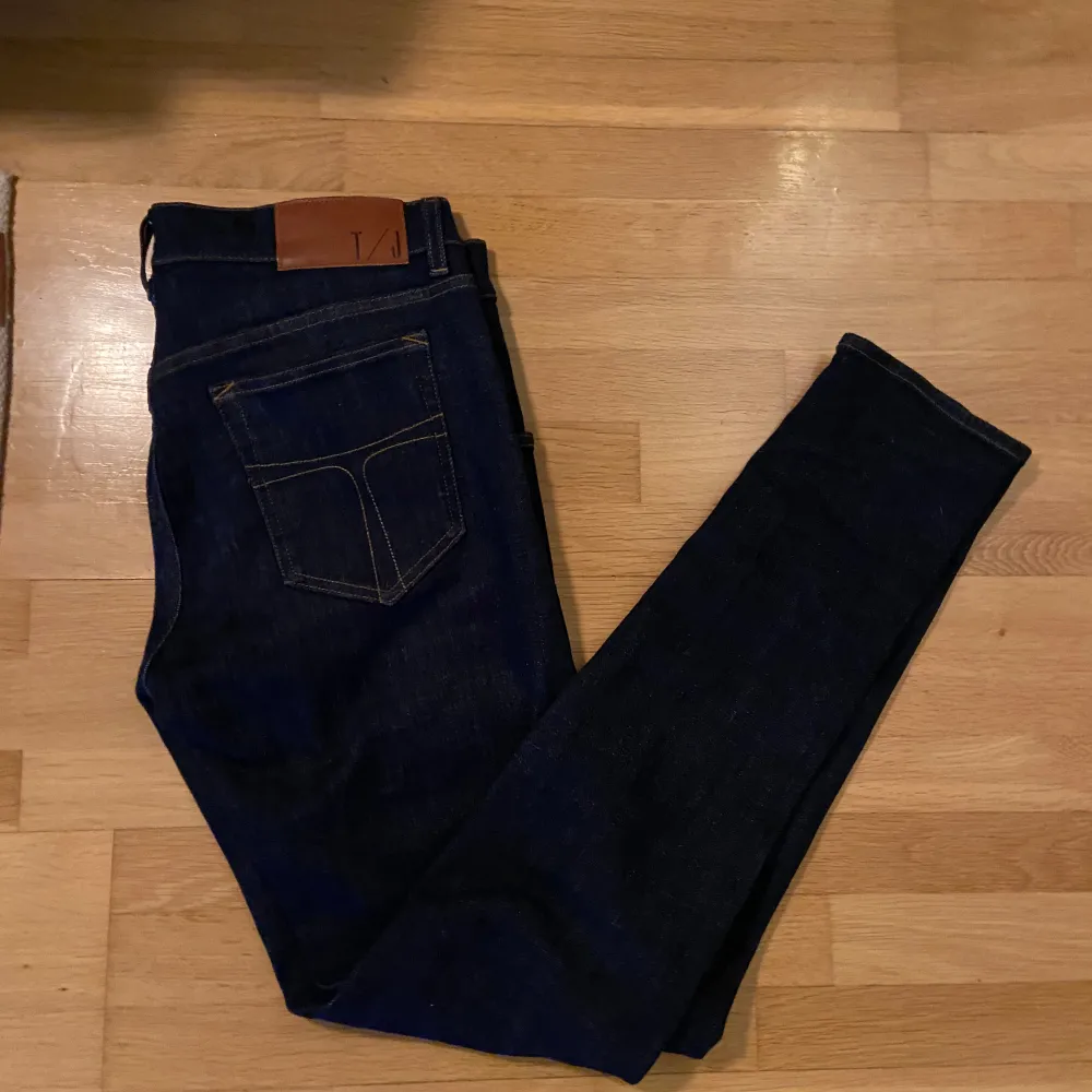 Säljer dess snygga slim fit Tiger of Sweden jeans | 31 I midjan 32 längd | Marinblåa i modell ”Pistolero” och är helt i nyskick 10/10 | Nypris 1600kr vårt pris 549kr | Skriv vid minsta fundering 🙌. Jeans & Byxor.