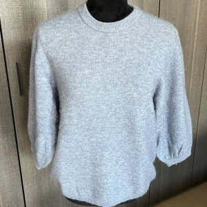 Blå stickad tröja - Stylein - Säljer nu denna fina ljusblåa tröjan i strl XS från stylein. Använd fåtalet gånge! Skriv för mer bilder❤️❤️ (Nypris: 1799kr)