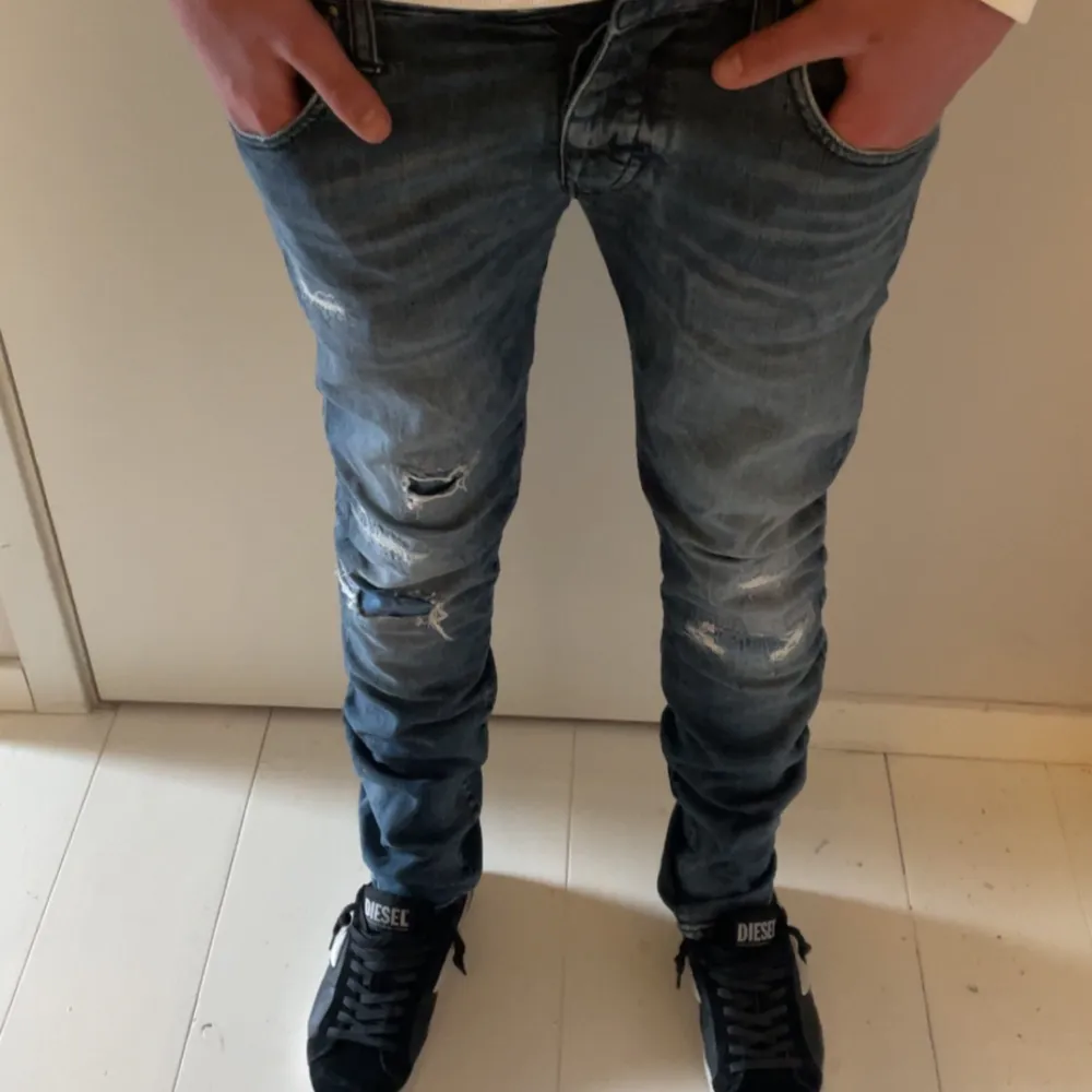 Riktigt feta Armani jeans med riktigt snygga slitningar i 9/10 ✨ Modellen är 185 cm och väger ca 66 kg. Hör av er vid minsta fundering 💭 . Jeans & Byxor.