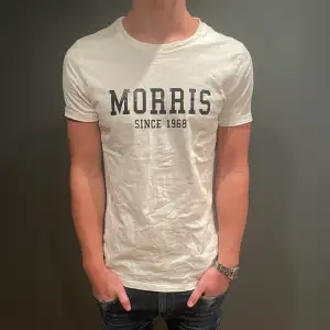 Morris t-shirt | Storlek S | Skick: 10/10 | Perfekt nu till sommaren | Modellen är 180 och väger 67 kg | Hör gärna av dig vid frågor och funderingar ⭐️