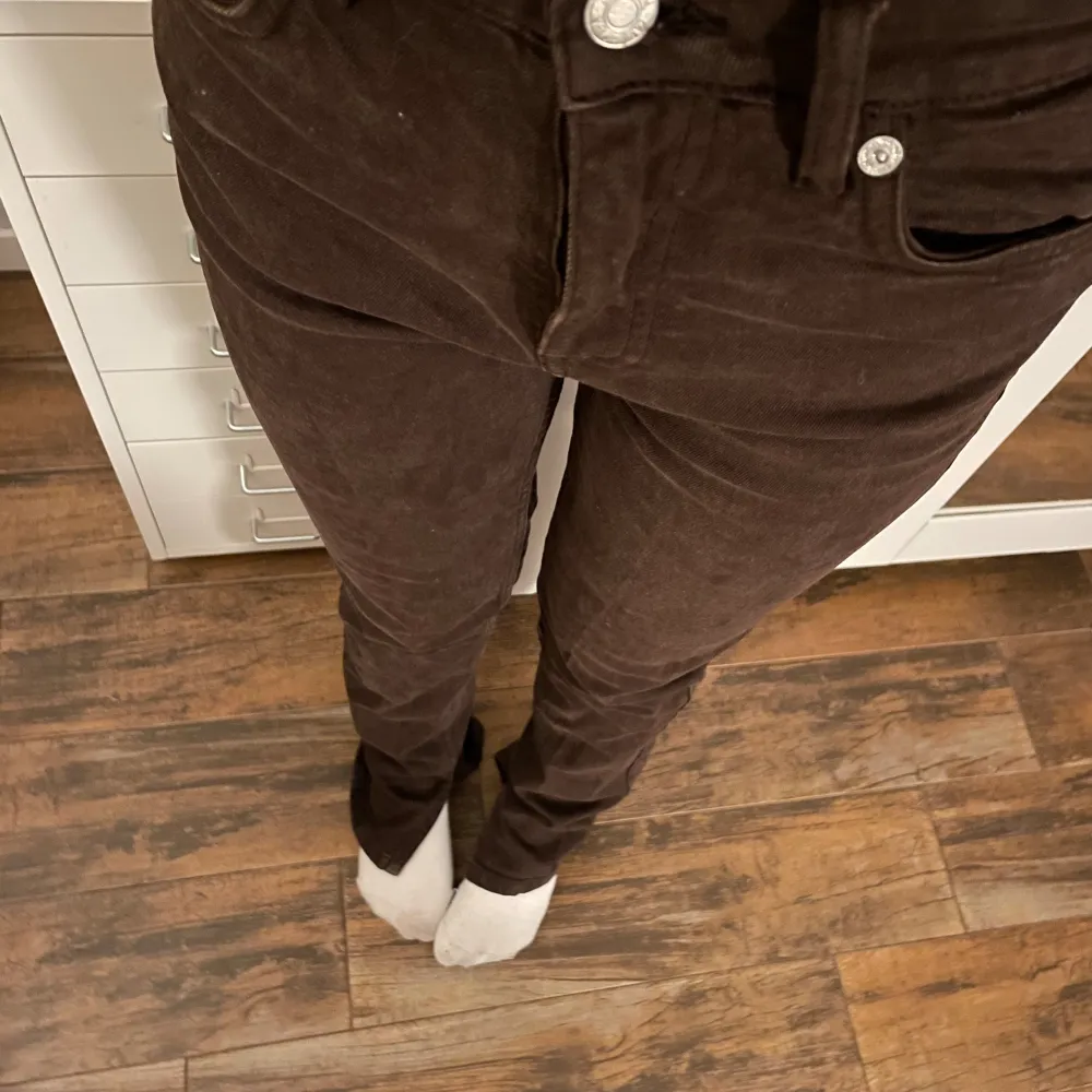 Bruna jeans från zara, aldrig använda, skulle säga att dom är lite små i storlek . Jeans & Byxor.