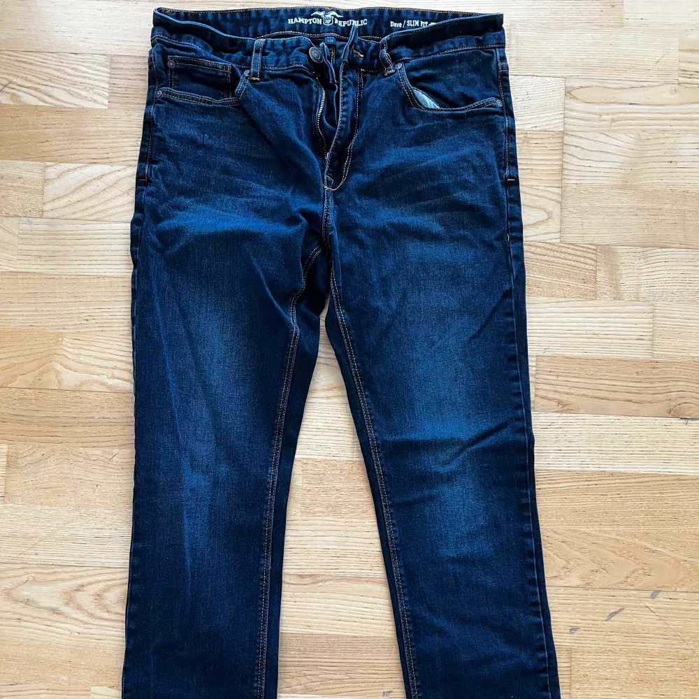 Jeans Hampton Republic som nya, använda några ggr. Storlek W33L32 Slim fit . Jeans & Byxor.