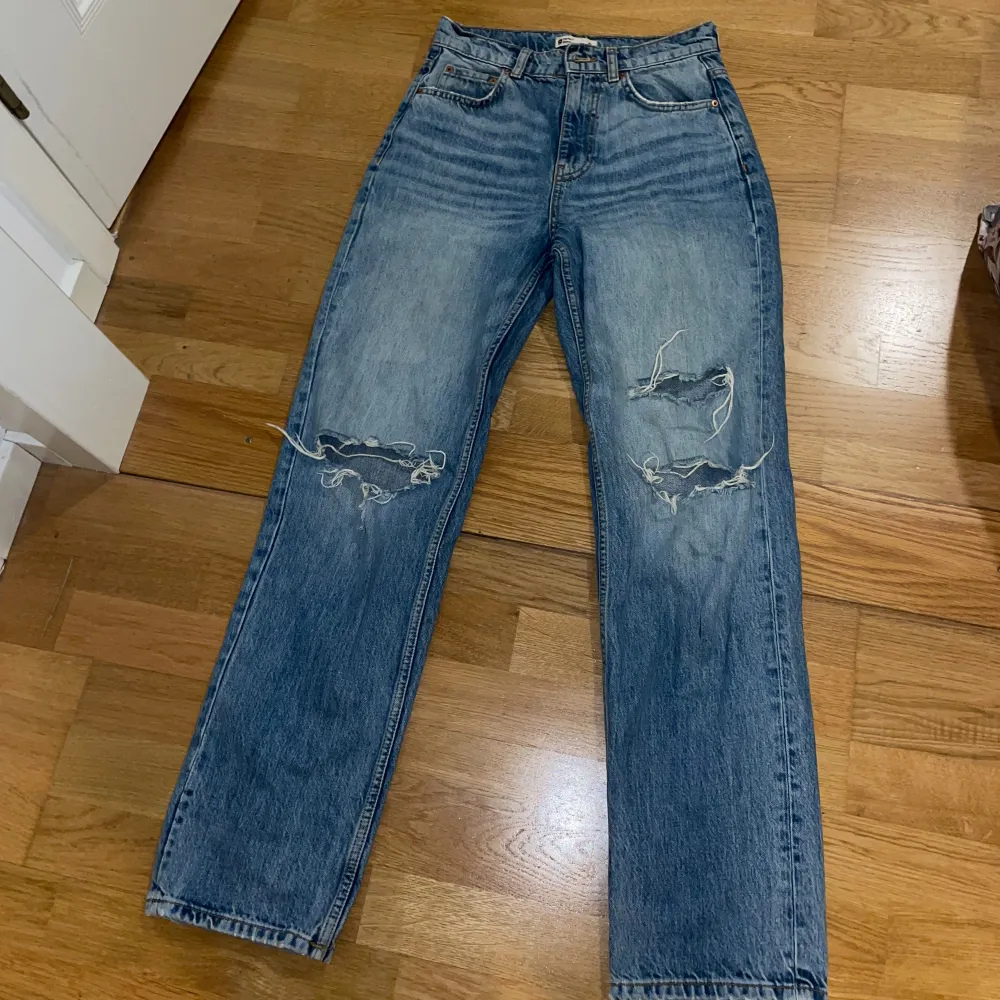 Snygga jeans från Ginatricot i storlek 36. I mycket bra skick, inga defekter.. Jeans & Byxor.