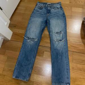 Snygga jeans från Ginatricot i storlek 36. I mycket bra skick, inga defekter.
