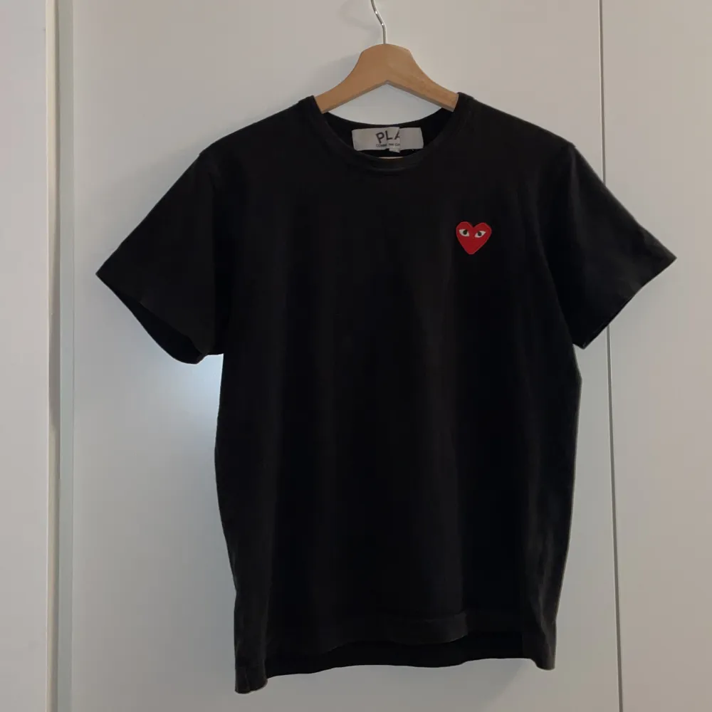 Säljer min trendiga svarta cdg t-shirt då den inte passar mig längre. Köpt på NK göteborg för länge sen. Nypris ligger på ca 900 kr. Säljer för 400 kr, men priset är inte hugget i sten så kör på o fråga🙏🤝 Strl S (mer som xs) Skick: 8/10 . T-shirts.