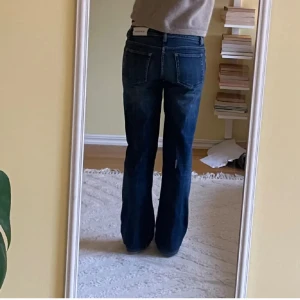 Low waist jeans - Jeansen är ifrån acne, de är mörkblå, straight och lågmidjade. Jag är 169 cm o de passar mig i längden. Säljer då de är lite stora på mig i midjan, skriv för fler bilder!🎀