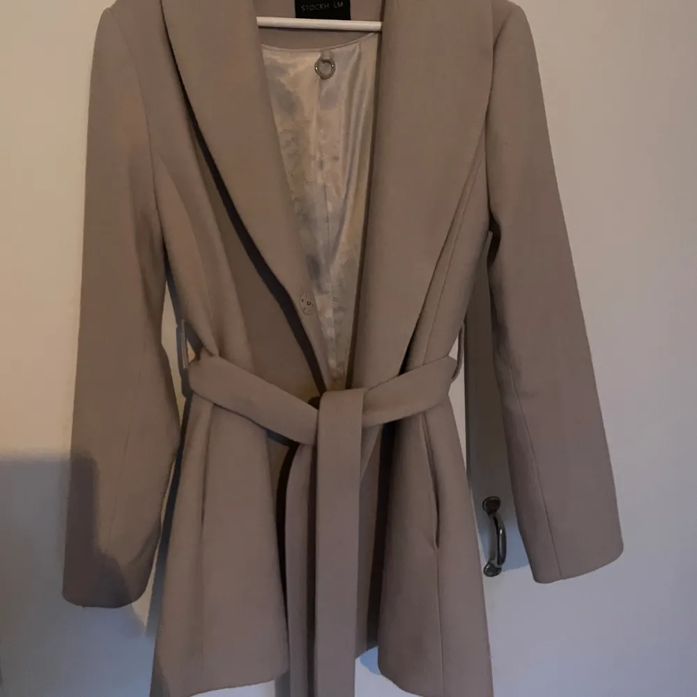 fin beige kappa köpt på MQ, märket Stockh LM, för 1700kr. knappt använd men har en liten fläck på ärmen, skriv för fler bilder🌸 ”mina wool coat”. Jackor.