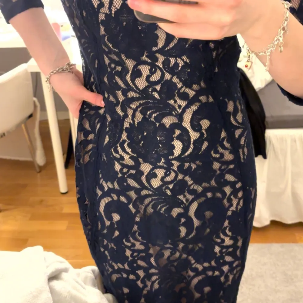 Jätte fin spets klänning i mörkblå från inwear, köp för 1300 och aldrig använd med prislapp kvar. Den är i 38/M men skulle säga att den är mer av en S eftersom jag har oftast XS och de är bara lite stor på mig. Skriv till mig om mer frågor🤗. Klänningar.