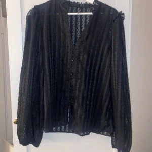 blus - superfin blus som tyvärr inte kommer till användning står XL på lappen men skulle säga att den är mer en M/L