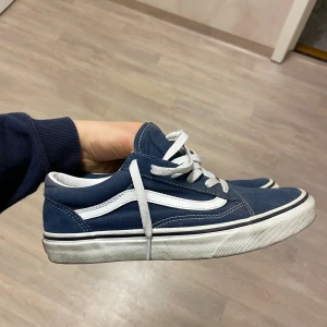 Vans skor - Säljer mina marinblå Vansskor då de aldrig kommer till användning. Har inte använts allas många gånger så dom är i väldigt bra skick. Storlek 38,5