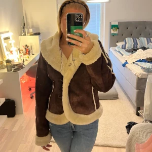Pälsjacka - Säljer nu min absoluta favorit pälsjacka från Mexx. Använt mycket men finns inga defekter alls! Ny pris 1,699kr. Skriv privat för fler biler eller frågor! Den är i storlek 40 men sitter som en 36/38! Pris kan diskuteras vid snabb affär 