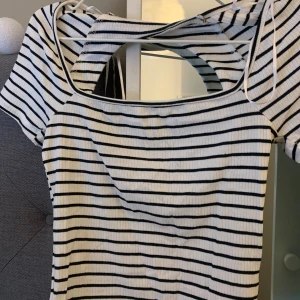 Randig tröja  - Denna söta tröjan är ifrån Gina, aldrig använt , i storlek xs