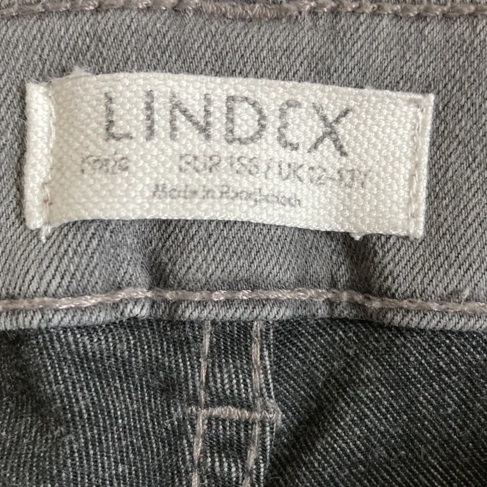 Super fina bootcut jeans från Lindex! Sorlek 158. Super fint skick, nästan som nya. Säljer då dem är lite stora❤️. Jeans & Byxor.