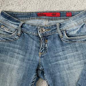 Säljer dessa super fina lågmidjade bootcut jeans för att dem är för små💕 strl 32 (xs) . Super fint skick, inga defekter💕midja rakt över: 35 cm och innerbenslängden: 80 cm. Hör  av er vid frågor!💕 pris kan diskuteras!!