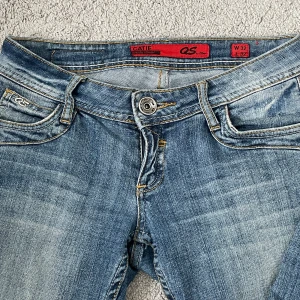 Lågmidjade jeans - Säljer dessa super fina lågmidjade bootcut jeans för att dem är för små💕 strl 32 (xs) . Super fint skick, inga defekter💕midja rakt över: 35 cm och innerbenslängden: 80 cm. Hör  av er vid frågor!💕 pris kan diskuteras!!