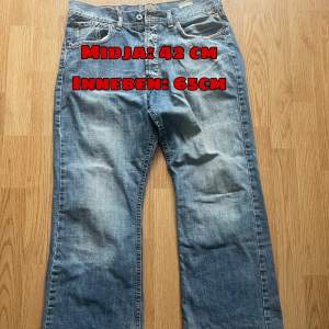 Baggy jeans från jack and jones. Cool wash i bra skick. Mått på bilderna. Hör av dig för mer info!