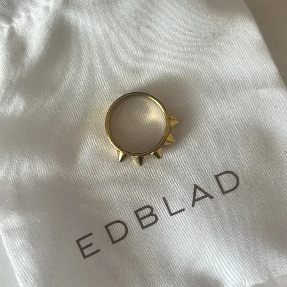 Edblad ring i guld med niter i storlek M, knappt använd säljer den för att den är lite för liten för mig💕. Accessoarer.