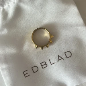 Edblad ring guld storlek M - Edblad ring i guld med niter i storlek M, knappt använd säljer den för att den är lite för liten för mig💕