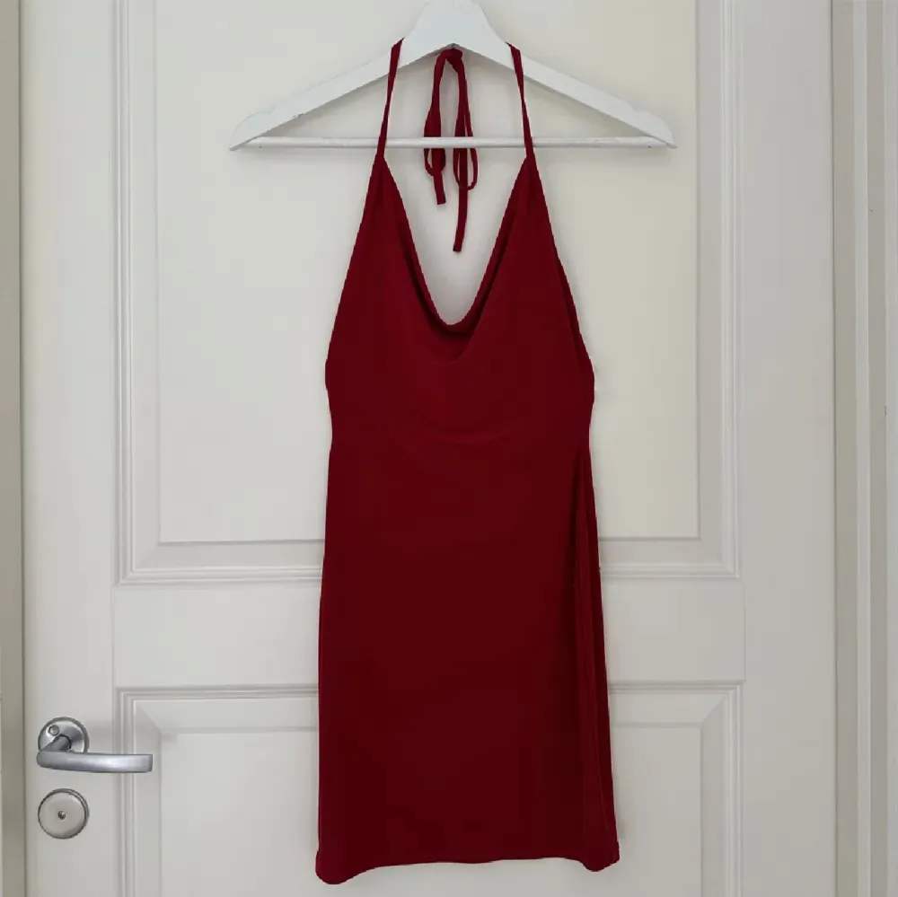 Röde halterneck klänning med draperad u ringning & djup rygg ❤️ Storlek XXS / XS / 32 ❤️ Från Pretty Little Things ❤️ Skickas spårbart med instabox eller PostNord 🌸 använd ”köp nu” knappen om du vill köpa🌸. Klänningar.