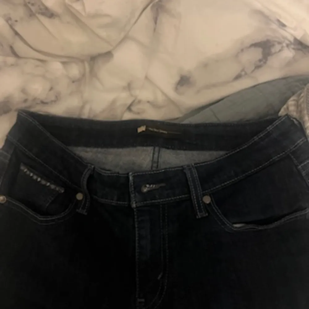 Säljer mina Levis jeans, i bra skick då de inte kommer till någon användning ❤️Skriv om du har någon fråga!. Jeans & Byxor.