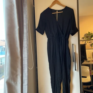 Byxdress - Byxdress i tunnt tyg med svagt leopard mönster, liten i storleken