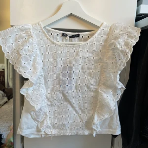 Zara topp - En jättefin volang topp ifrån zara med fina detaljer i mycket bra skick. Den är i storlek s men den sitter lite mer som en xs💕