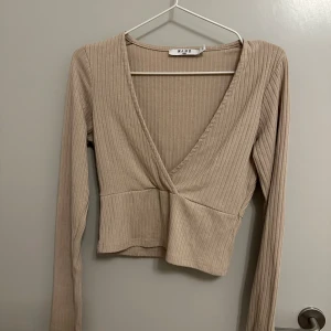 Tröja från Na-kd  - En tröja som jag inte längre använder då den inte passar mig längre. Men den är jättefin, stretchig och ett skönt material. Sitter jättefint! 