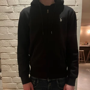 Polo Ralph lauren zip hoodie - Storlek xs men sitter ganska bra på mig bara lite tajt som är 180cm. nästan helt ny skick 9/10. Riktig schysst tröja som fungerar till de flesta tillfällena! 