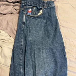 Jeans Big boys - Änvända men ändå i bra skick förutom lite slitage längst ner.  Inköps pris 1200kr Storlek L