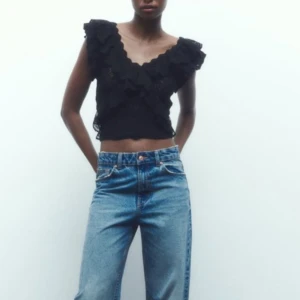 Snygg topp med voulanger  - Sjukt snygg voulang topp från Zara. Nypris 330 och endast använd 1 gång. Säljer då jag tyvärr inte fått nån större användning för den. Kontakta mig innan du trycker köp direkt.