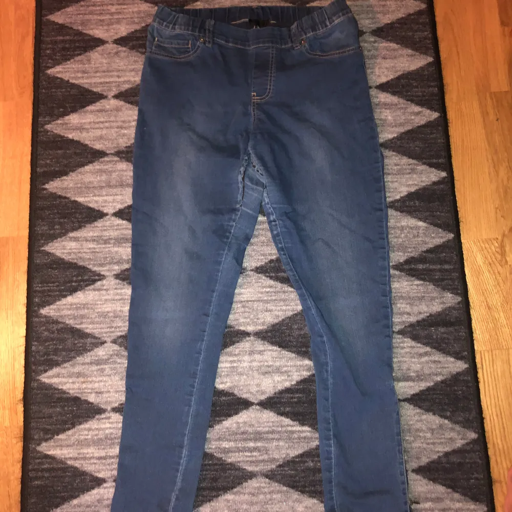 Säljer dessa jeans som har legat i garderoben ett tag nu. Har använt den ett fåtal gånger och har håll mellan benen (se bild nr 3)  Annars är den jättefin 💗💗. Jeans & Byxor.