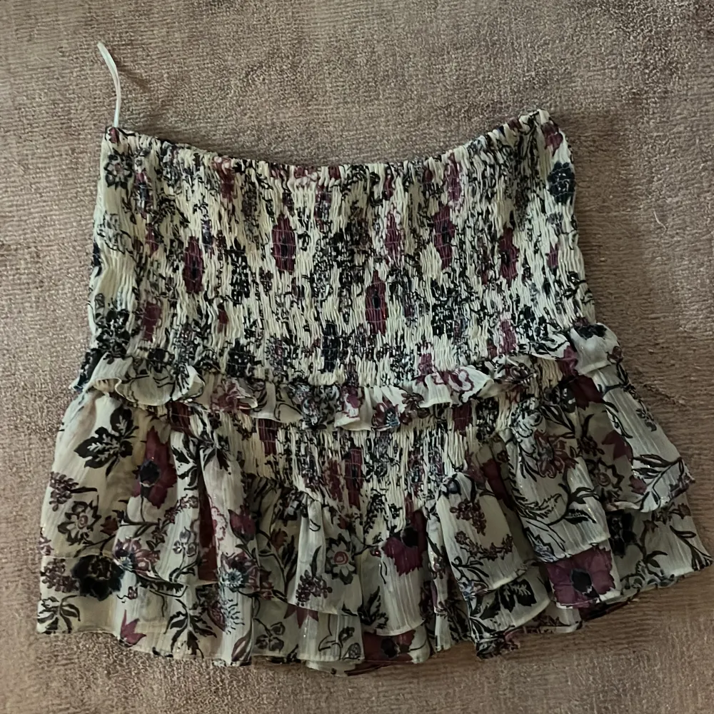 Sååå fin kjol som är perfekt till sommaren. Slutsåld i storlek S. Säljer för 250kr+fralt!🩷 BUD JUST NU PÅ 410kr!. Kjolar.