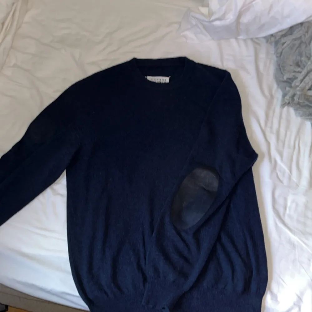 It’s a navy blue sweater and very cozy and fits with all jeans and very cool. Tröjor & Koftor.
