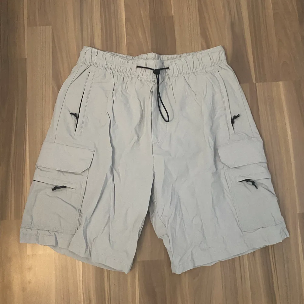 Ljusgråa jorts köpt från mansavdelningen! Nyskick, storlek S. Men flexible passar till L och M.. Shorts.