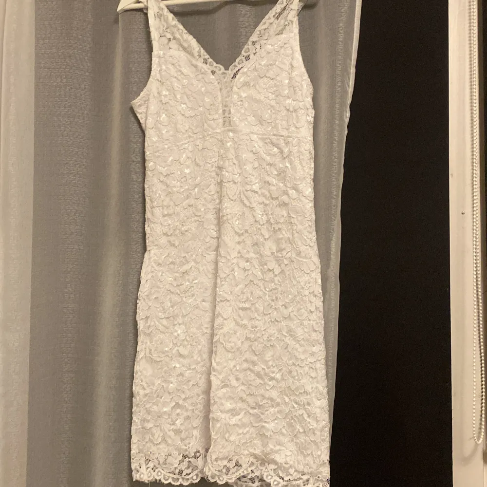 Säljer denna fina vita spets klänning som är perfeckt för sommar avslutning💓 Skriv för frågor/ fler bilder . Klänningar.